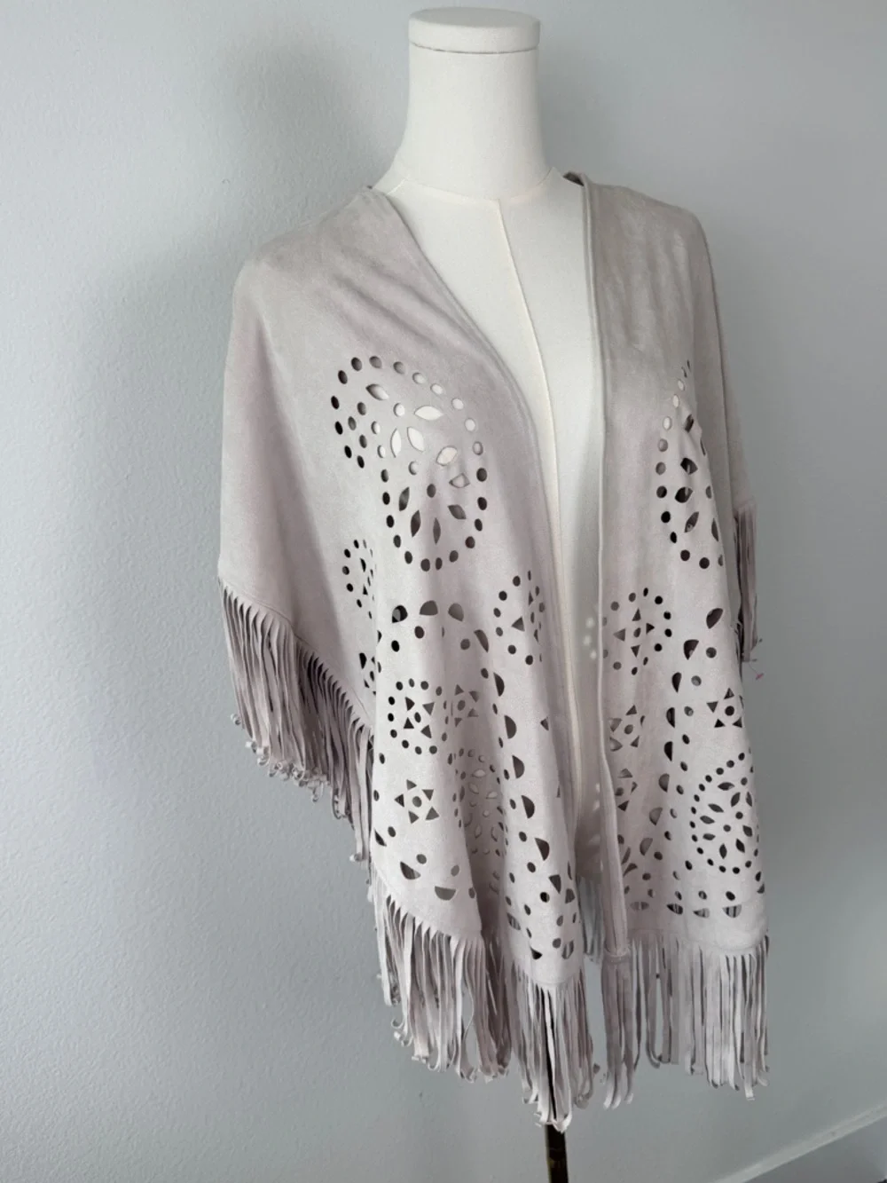 Hollister Light Blush Faux Suede Laser Cut Fringe Cape Poncho Size Large - Picture 3 of 5